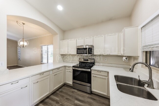 Building Photo - 2723 S 156th Dr