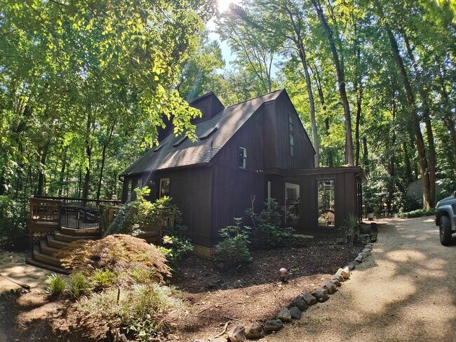 Building Photo - Updated Two bedroom Contemporary with huge...