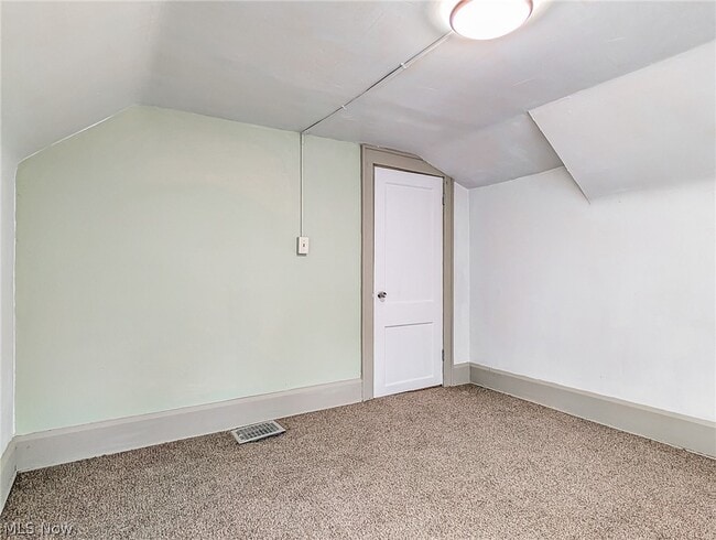 Building Photo - 1268 Pondview Ave