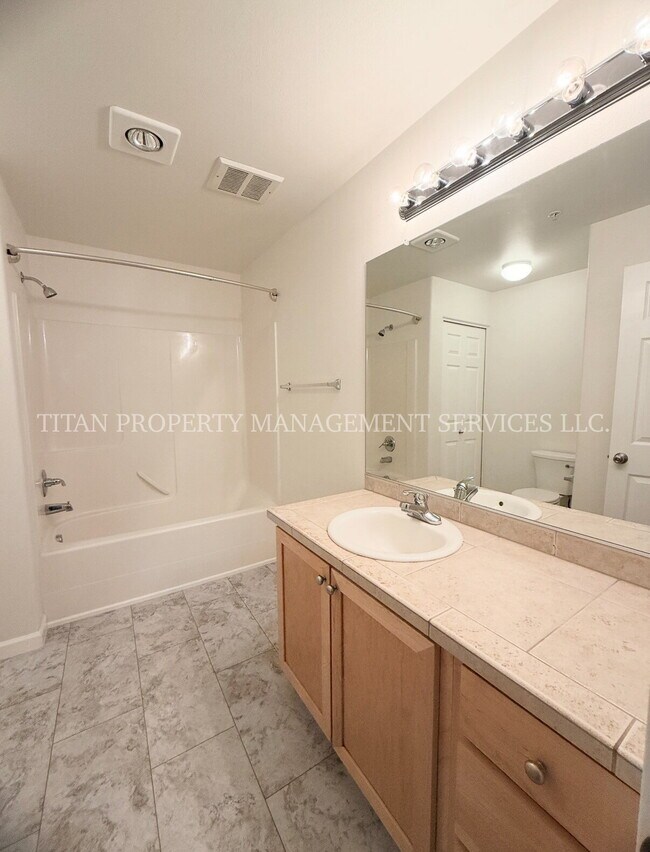 Building Photo - Charming 2-Bed, 2-Bath Townhouse in Tigard - Perfect Blend of Comfort and Convenience!