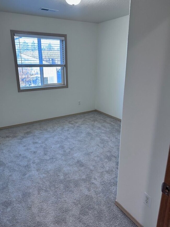 Building Photo - East Vancouver 3 bedrooms!