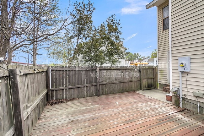 Building Photo - 206 Pine Shadow Dr