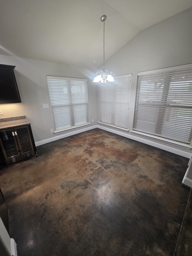 Building Photo - 3 bed 2 bath home with 2 car garage in Legends Park!