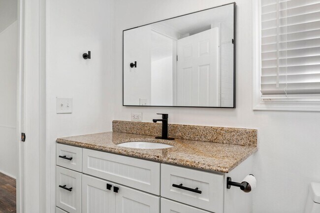 Building Photo - 264 Pinelog St