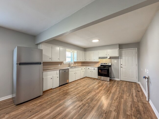 Building Photo - Newly Updated 3 Bed, 2 Bath Home in Greenwood