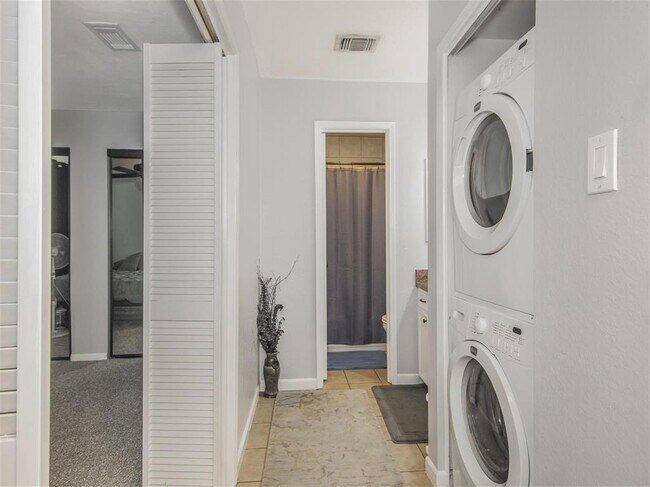 Building Photo - 19 Hideaway Dr