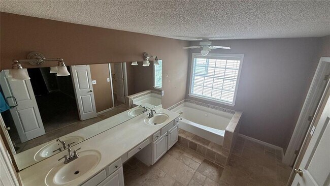 Building Photo - 2568 Alvecot Cir SE