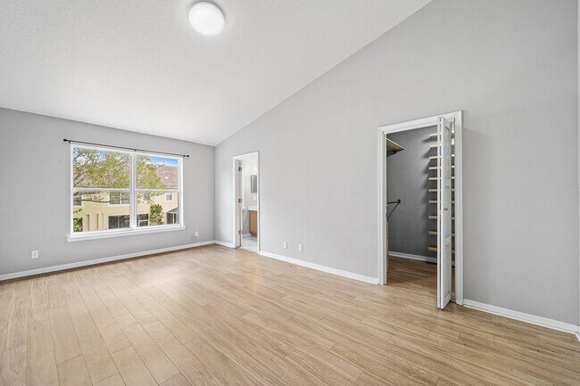 Building Photo - 9663 Lago Dr