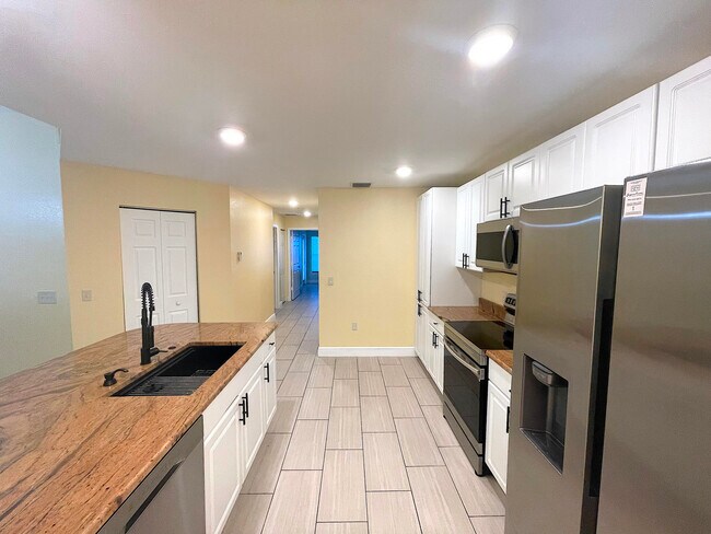 Building Photo - 1840 Sandhill Crane Dr