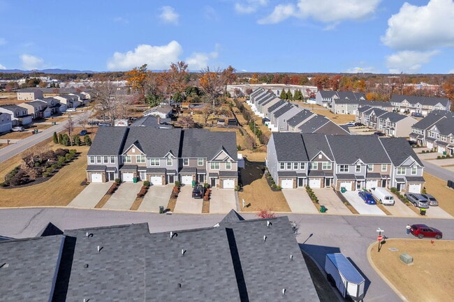 Building Photo - Beautiful 3 Bedroom, 2.5 Bathroom Townhome with 1-Car Garage $1,650/mo rent