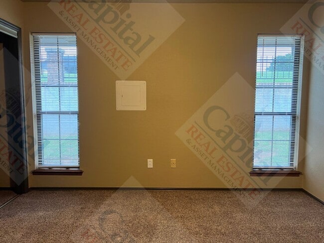 Building Photo - 2 Bedroom Duplex