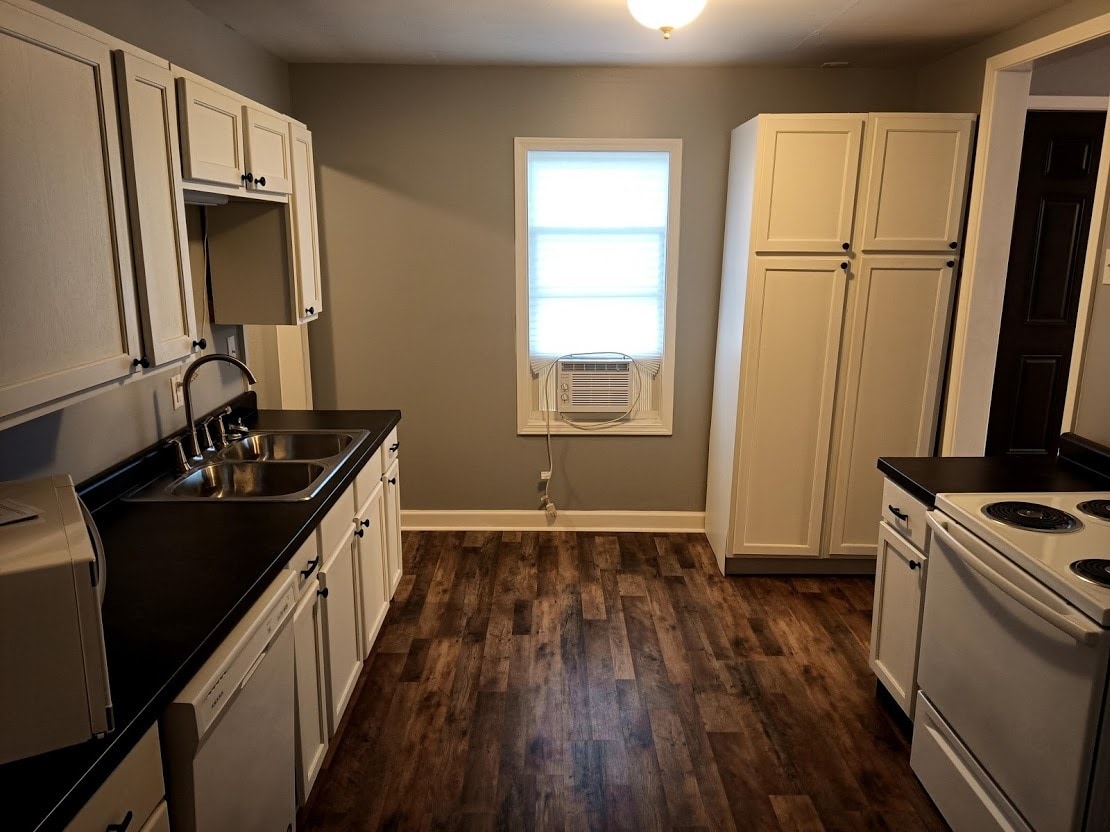 Newly renovated kitchen with new appliances and flooring. - 303 Fleetwood Dr