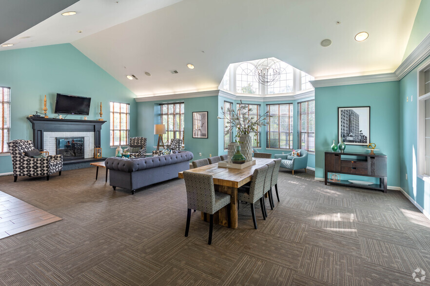 Primary Photo - Pendleton Park Apartments