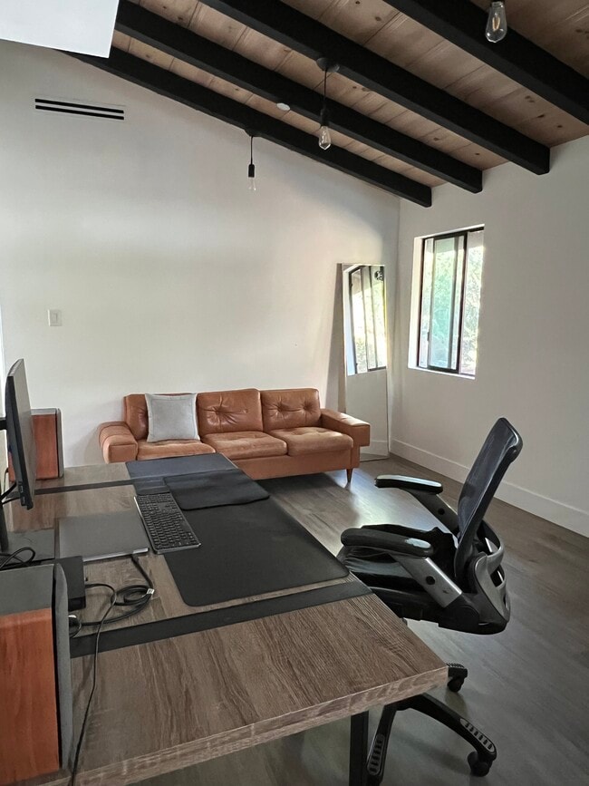 Building Photo - 353 Mariposa Dr