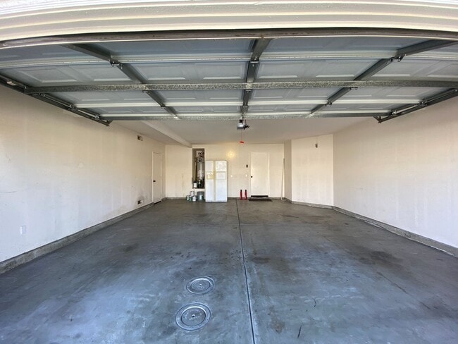 Building Photo - Beautiful Spacious 3BR/2.5BA Located in the Ivey Glenn Community!!