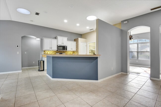 Building Photo - 11 Manderley Ln