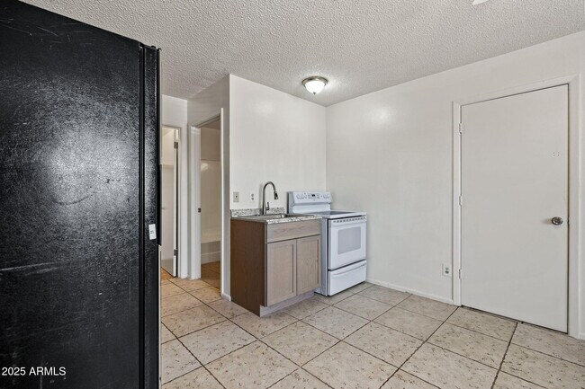 Building Photo - 576 N San Marcos Dr