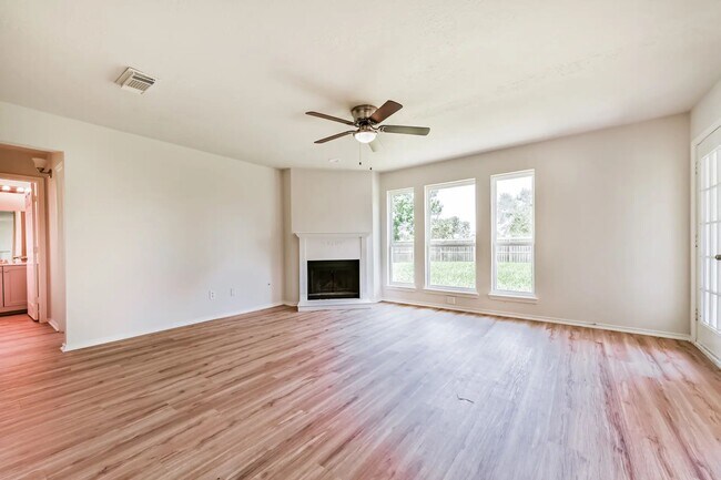 Building Photo - 106 Mango St