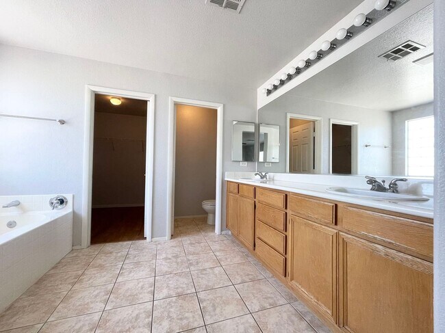 Building Photo - Beautiful 2 story 3 car garage single fami...