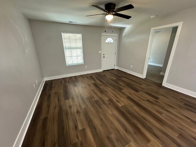 Building Photo - Gorgeous, 3-bedroom Upstairs apartment wit...