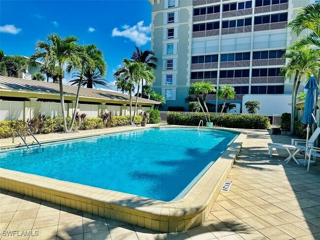 Building Photo - 2750 Gulf Shore Blvd N