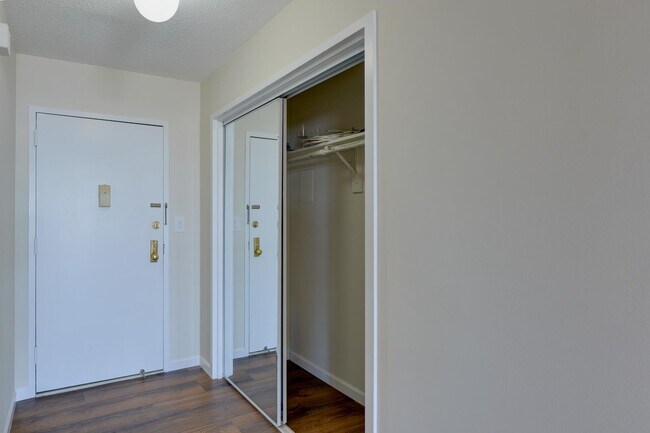 Building Photo - 1332 Harmon Cove Tower