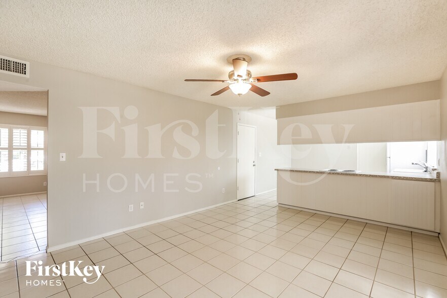 Building Photo - 2922 E Sierra St