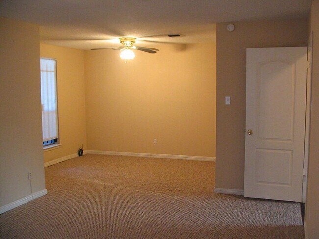 Building Photo - 15802 Kenbrook Dr