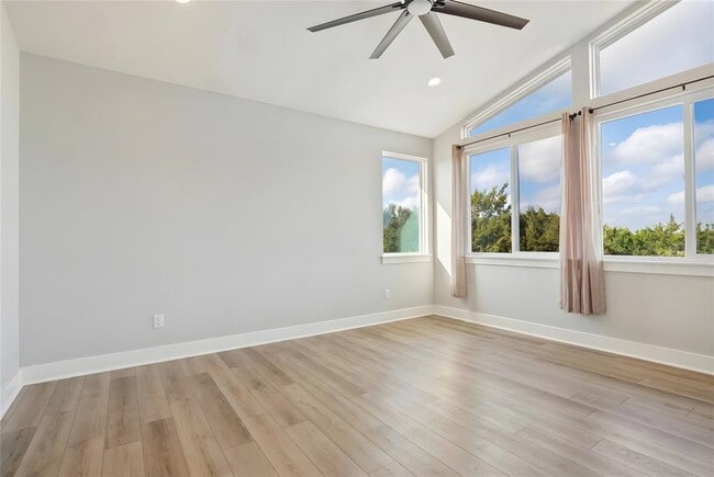 Building Photo - 300 Summit Ridge Dr N