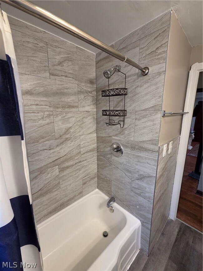 Building Photo - 1275 S Green Rd