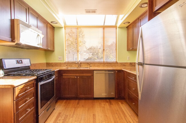 Building Photo - Tri-Level 3 bedroom 3 bath Home in Heart o...