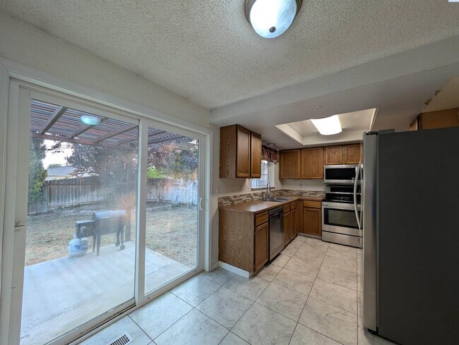 Building Photo - HALF OFF FIRST MONTH! Close to Everything!