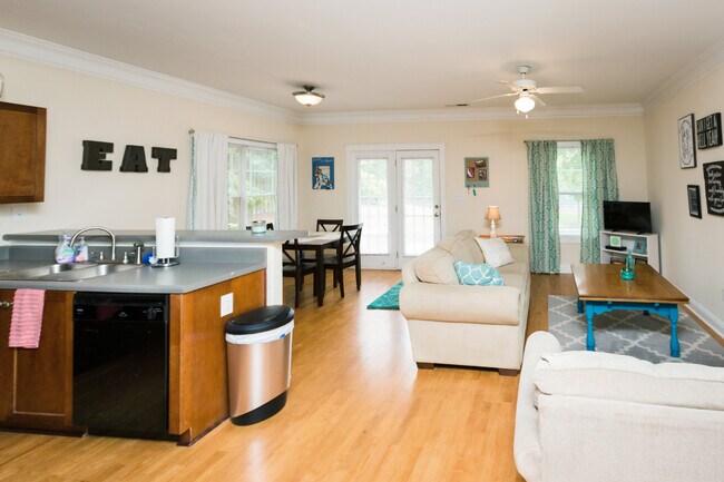 Building Photo - 100 Davis St