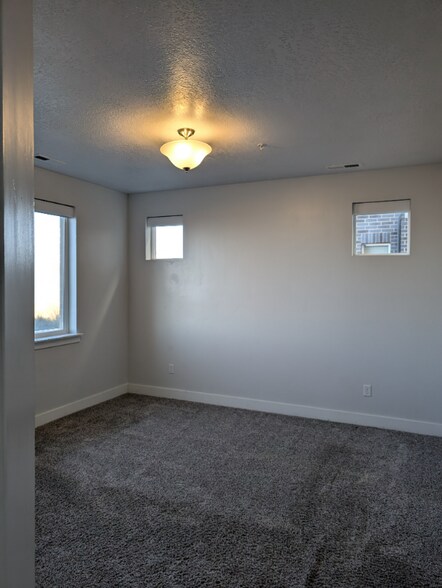 Building Photo - 745 N 380 W