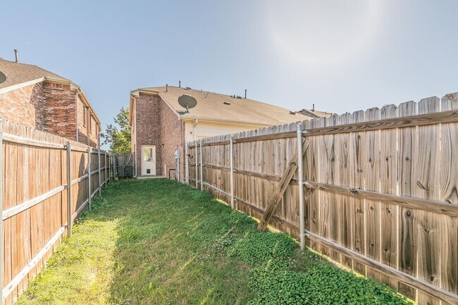 Building Photo - Newly Remolded in Lakewood-walking distance to the lake