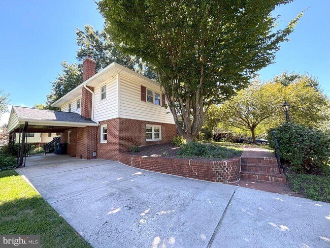 Building Photo - 7107 Tyndale St
