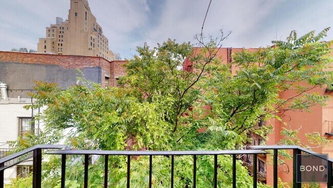 Building Photo - 724 Tenth Avenue