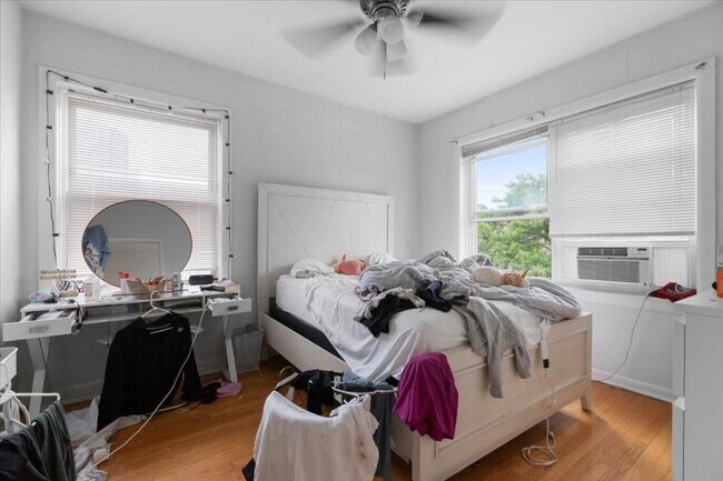 Building Photo - 3 bedroom in Chicago IL 60660