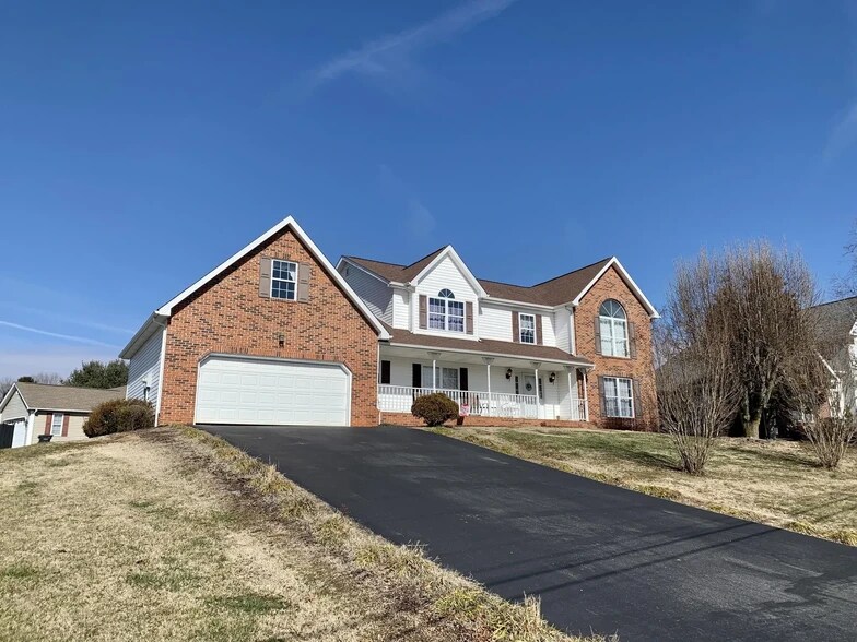 Primary Photo - 124 Charlton Ct