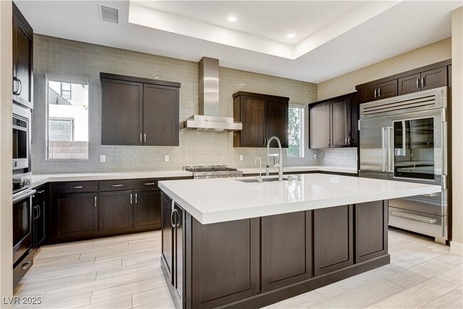 Building Photo - 64 Grey Feather Dr