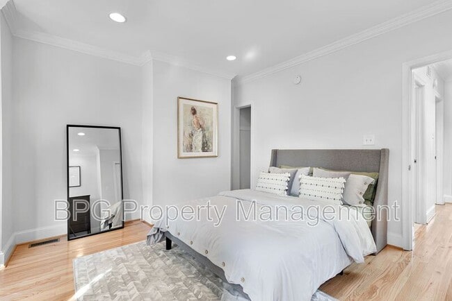 Building Photo - 1037 5th St NE