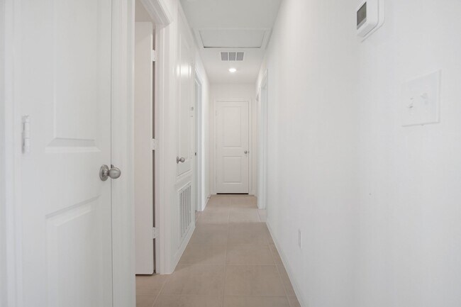 Building Photo - Modern Comfort Meets Convenience