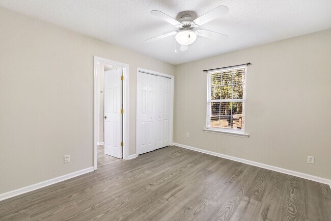 Building Photo - No HOA! Large Lot!