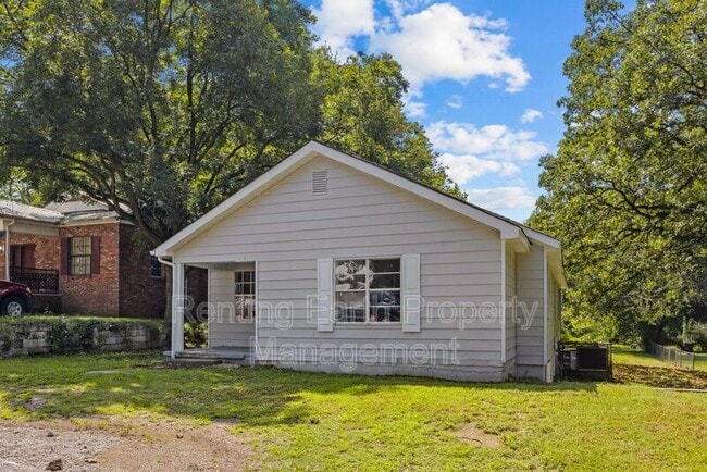 Building Photo - 705 5th Ave