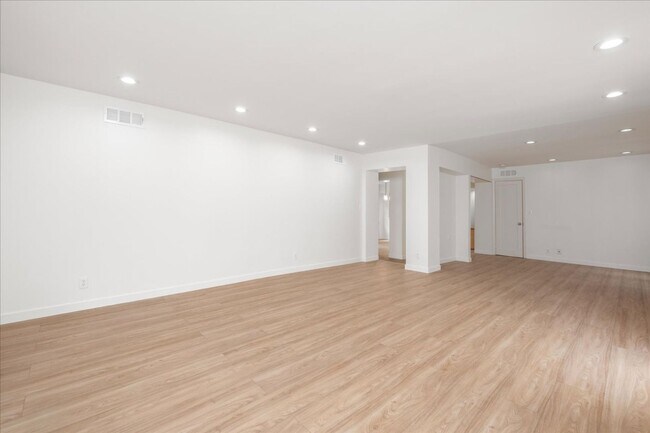 Building Photo - Emmet Terrace Triplex