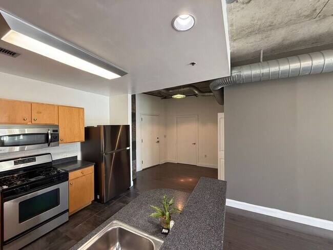 Building Photo - Modern Loft Living in the Heart of Downtow...
