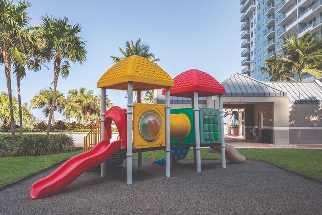 Building Photo - 1111 Brickell Bay Dr