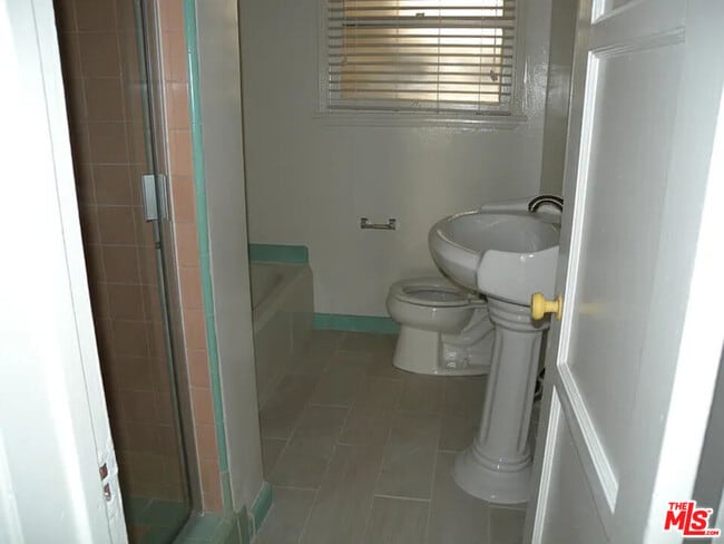 Building Photo - 442 N Palm Dr