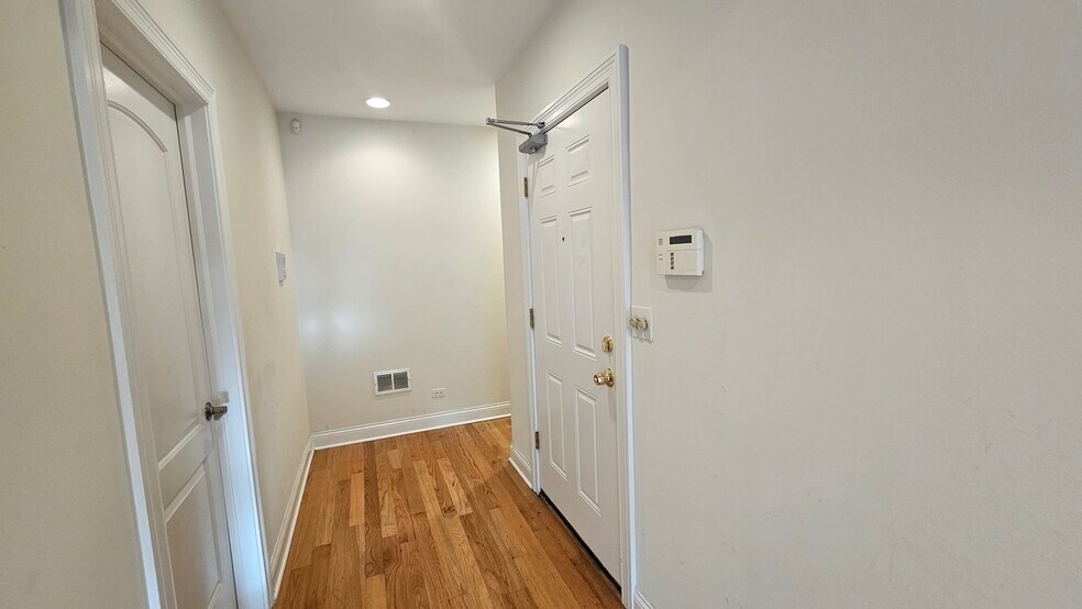 Building Photo - 3337 N Halsted St