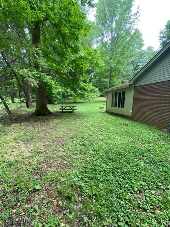 Building Photo - 730 Sky Park Rd